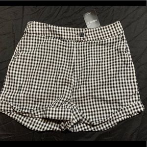 Very fashionable plaid shorts! 🖤 🤍